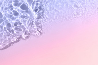 血清水纹理关闭明亮的紫罗兰色的和粉红色的梯度液体过来这里背景透明的美护肤品样本水清晰的透明的背景横幅与复制空间血清水纹理关闭明亮的紫罗兰色的和粉红色的梯度液体过来这里背景透明的美护肤品样本水清晰的透明