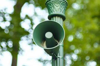 大声户外演讲者公共公园音频声音系统扬声器为塞壬报警公告古董绿色的声音说话扩音器支柱为信息广播阿勒特大声户外演讲者公共公园声音系统