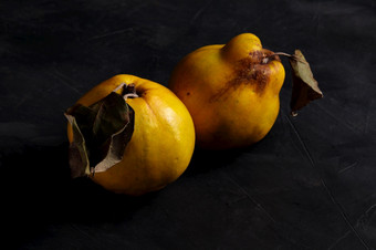 榅桲孤立的水果有机食物黑暗情绪多汁的生素食者食物美味的金apple-quince秋天季节收获榅桲水果宏特写镜头整个苹果充满活力的古董榅桲孤立的水果有机食物黑暗情绪
