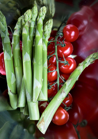 樱桃番茄分支和芦笋有机<strong>蔬菜</strong>不锈钢碗素食主义者<strong>零食</strong>烧烤成分前视图收获餐美食美食健康的和美味的樱桃番茄分支和芦笋有机食物