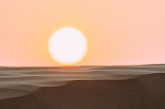 太阳的天空在的沙漠