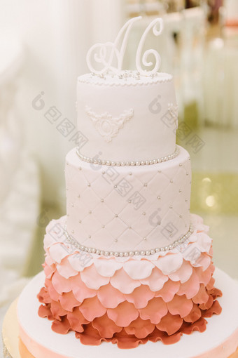 大婚礼蛋糕特写镜头的婚礼表格大婚礼蛋糕特写镜头的婚礼表格关闭