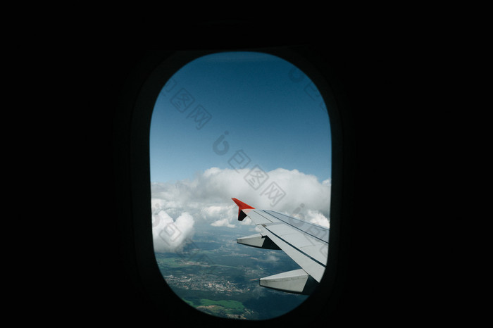 美丽的风景优美的城市视图日落通过的飞机窗口图像节省路径为窗口飞机视图从窗口飞行空气与飞行翼与美丽的蓝色的天空和云