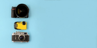 相机进化相机不同的类型和一代又一代蓝色的背景前视图平躺三个相机不同的一代又一代蓝色的背景技术进步相机相机进化相机不同的类型和一代又一代蓝色的背景前视图平躺
