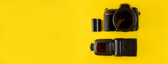 摄影师rsquo设备平躺作文与摄影师rsquo设备和配件黄色的背景相机闪光和电池黄色的背景前视图摄影师rsquo设备平躺作文与摄影师rsquo设备和配件黄色的背景