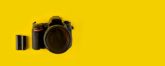 摄影师rsquo设备平躺作文与摄影师rsquo设备和配件黄色的背景相机和电池黄色的背景前视图摄影师rsquo设备平躺作文与摄影师rsquo设备和配件黄色的背景