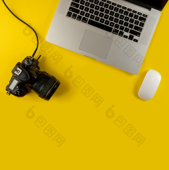摄影师rsquo设备平躺作文与摄影师rsquo设备和移动PC黄色的背景摄影师rsquo工作场所黄色的背景复制空间摄影师rsquo设备平躺作文与摄影师rsquo设备和移动PC黄色的背景
