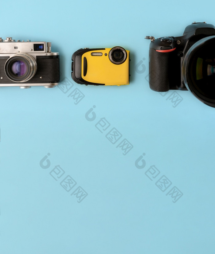 相机进化相机不同的类型和一代又一代蓝色的背景前视图平躺三个相机不同的一代又一代蓝色的背景技术进步相机相机进化相机不同的类型和一代又一代蓝色的背景前视图平躺