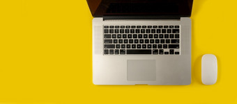 前视图移动PC和鼠标黄色的背景平躺作文与笔记本和鼠标黄色的背景前视图移动PC和鼠标黄色的背景