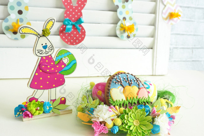 复活节首页装饰纸加兰与小兔子木兔子小雕像与鸡蛋手绘手工制作的篮子与鸡蛋和姜饼