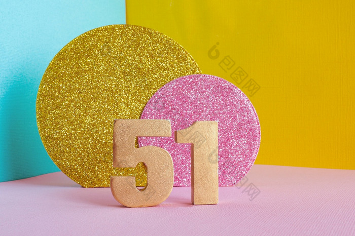 金数量五彩缤纷的blue-yellow-pink背景和两个闪亮的黄金和粉红色的圈快乐生日问候卡概念