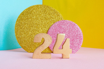 金数量五彩缤纷的blue-yellow-pink背景和两<strong>个</strong>闪亮的黄金和粉红色的圈快乐生日问候卡概念