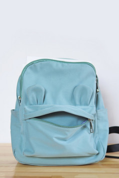 有趣的蓝色的学校袋的形式脸回来学校概念复制空间