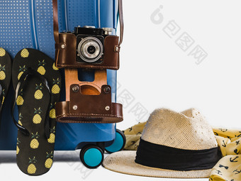 时尚的蓝色的手提箱时尚太阳他和海滩鞋子白色孤立的背景特写镜头一边视图准备为的夏天旅行时尚的手提箱时尚遮阳帽和海滩鞋子
