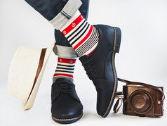 但rsquo腿明亮的五彩缤纷的袜子与航海主题古董相机他和鞋子白色孤立的背景特写镜头概念风格时尚和美但rsquo腿五彩缤纷的袜子古董相机他和鞋子