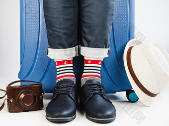 时尚的手提箱但rsquo腿古董相机遮阳帽五彩缤纷的袜子与航海主题和鞋子白色孤立的背景特写镜头概念风格时尚美和旅行时尚的手提箱但rsquo腿和五彩缤纷的袜子