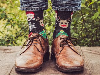 但rsquo腿时尚的鞋子明亮的组合成的袜子与圣诞节和新一年rsquo模式的木阳台的背景绿色树美时尚优雅但rsquo腿时尚的鞋子明亮的组合成的袜子
