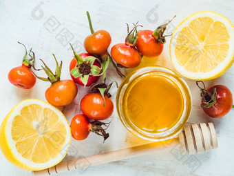新鲜的黄色的<strong>柠檬</strong>壶<strong>蜂蜜</strong>和红色的浆果白色木表格前视图特写镜头孤立的概念防止感冒新鲜的黄色的<strong>柠檬</strong>壶<strong>蜂蜜</strong>和红色的浆果