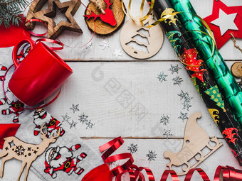 色彩斑斓的圣诞节和新一年装饰和玩具温暖的袜子与圣诞老人红色的杯子白色木表面的地方为你的碑文前视图平躺问候卡色彩斑斓的五彩缤纷的圣诞节和新一年装饰