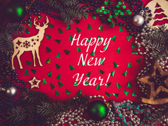 色彩斑斓的新一年和圣诞节装饰银珠子分支机构的圣诞节树红色的表面前视图特写镜头平躺问候卡色彩斑斓的新一年和圣诞节装饰问候卡