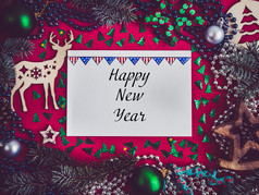 色彩斑斓的新一年装饰银珠子分支机构的圣诞节树画笔记本红色的表面前视图特写镜头平躺问候卡色彩斑斓的新一年和圣诞节装饰问候卡
