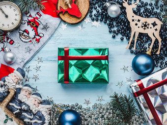 盒子与礼物色彩斑斓的装饰五彩缤纷的五彩纸屑圣诞节树分支机构木蓝色的表面前视图特写镜头平躺快乐圣诞节和快乐新一年问候卡快乐圣诞节和快乐新一年