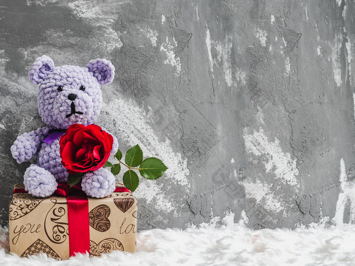 明亮的豪华的玩具盛开的红色的玫瑰白色格子和礼物盒子系与丝带工作室照片特写镜头在室内祝贺你爱的家庭亲戚朋友和的同事们豪华的玩具红色的玫瑰和礼物盒子