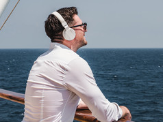 时尚男人。的空甲板巡航衬管对的背景的海波一边视图特写镜头概念风格娱乐和旅行男人。的空甲板巡航衬管