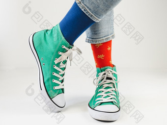 时尚的绿色<strong>运动鞋</strong>和有趣的袜子白色背景概念时尚美和好情绪绿色<strong>运动鞋</strong>和有趣的袜子白色背景