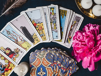 欧洲白俄罗斯明斯克6月说明编辑塔罗牌卡片和深奥的概念魔法仪式神秘的表格与细节视图从以上特写镜头占卜卡片和蜡烛视图从以上