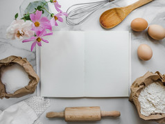 烹饪自制的面包店产品特写镜头视图从以上木董事会白色孤立的背景美味的和健康的食物概念烹饪自制的面包店产品美味的和健康的食物概念