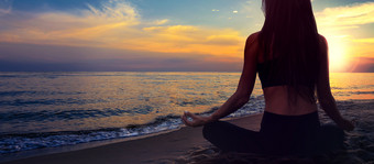 瑜伽冥想横幅女人莲花构成海边海滩背景风景如画的日落景观复制空间