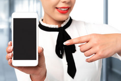 移动技术广告概念图像优雅的女人正式的业务服装与完美的指甲持有智能手机与空白屏幕