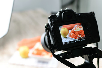 概念图像后视图数码<strong>单反</strong>相机相机使食物摄影的照片工作室