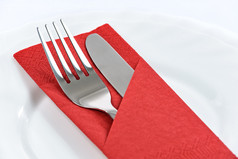 餐具红色的折叠餐巾盘子的餐厅