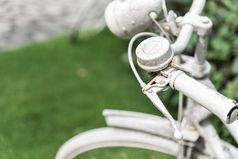 白色自行车花园背景古董和自然概念关闭和自行车处理