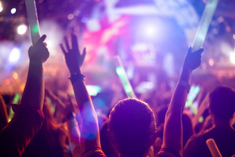 岩石音乐会聚会，派对事件音乐节日和照明阶段概念青年和风扇俱乐部概念人和生活方式主题生活阶段显示主题