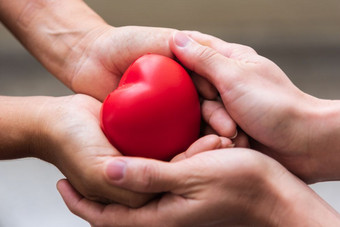 关闭手给红色的心心捐赠情人节一天爱概念医疗呼吸机和心<strong>捐助</strong>者慈善机构标志同情和健康的帮助医生手自由生活捐赠