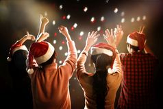 圣诞节和新一年聚会，派对庆祝活动人和假期概念跳舞和庆祝主题
