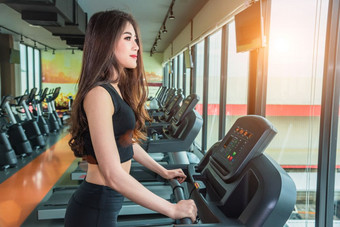 亚洲体育运动女人走运行跑步机设备健身锻炼健身房体育运动和美概念锻炼和强度培训主题有氧运动和饮食主题