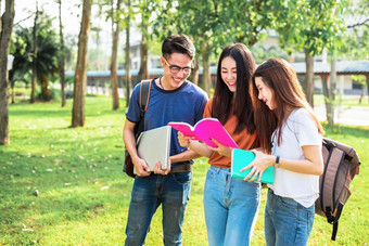 三个亚洲年轻的<strong>校园</strong>学生享受辅导和阅读书在一起友谊和教育概念<strong>校园</strong>学校和大学主题幸福和有趣的学习大学