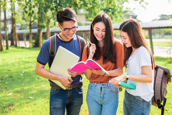 三个亚洲年轻的<strong>校园</strong>学生享受辅导和阅读书在一起友谊和教育概念<strong>校园</strong>学校和大学主题幸福和有趣的学习大学