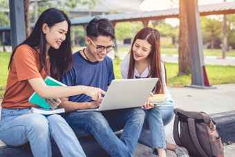 三个亚洲年轻的<strong>校园</strong>学生享受辅导和阅读书在一起友谊和教育概念<strong>校园</strong>学<strong>校</strong>和大学主题幸福和有趣的学习大学