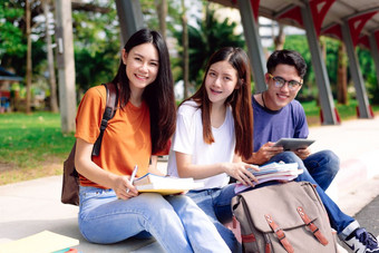 三个年轻的亚洲人研究在一起在户外教育和技术概念生活方式和快乐生活教室主题人和休闲主题回来学校