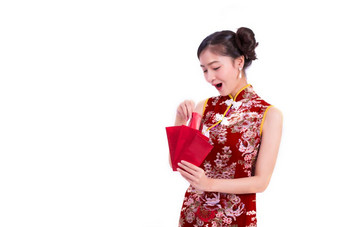年轻的亚洲美女人穿<strong>旗袍</strong>和持有包钱和令人惊讶的手势中国人新一年节日事件孤立的白色背景<strong>旗袍</strong>衣服穿生活方式概念