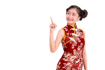 年轻的亚洲美女人穿<strong>旗袍</strong>和指出旁边手势中国人新一年节日事件孤立的白色背景假期和生活方式概念<strong>旗袍</strong>衣服穿