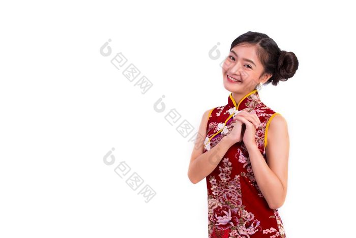 年轻的亚洲美女人穿旗袍和祝福问候手势中国人新一年节日事件孤立的白色背景假期和生活方式概念旗袍衣服穿