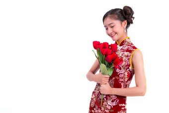 年轻的亚洲美女人穿<strong>旗袍</strong>和持有红色的玫瑰手势中国人新一年和情人节节日事件孤立的白色背景爱节日和生活方式概念<strong>旗袍</strong>衣服