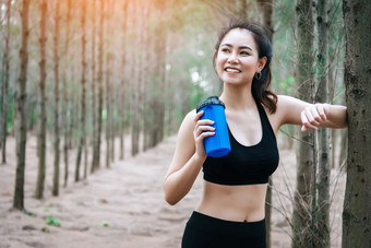 亚洲美女人喝<strong>水</strong>森林体育运动和健康的概念慢跑和运行概念放松和取打破主题在户外<strong>活动</strong>主题