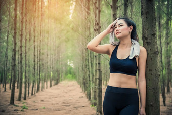 亚洲美女人擦拭<strong>的</strong>汗水森林毛巾和汗水元素体育运动和健康<strong>的</strong>概念慢跑和运行概念放松和取打破<strong>主题</strong>在户外<strong>活动主题</strong>